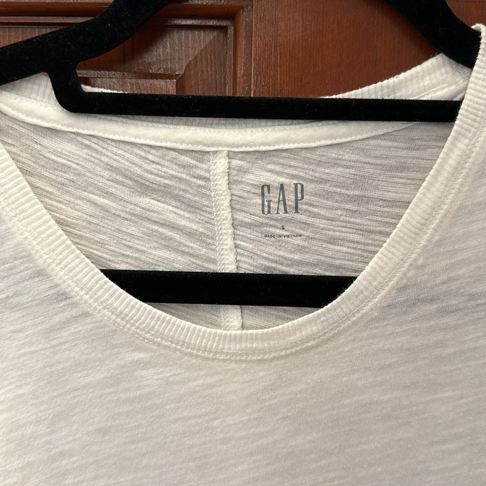 Like New! Basic Tee - image 3